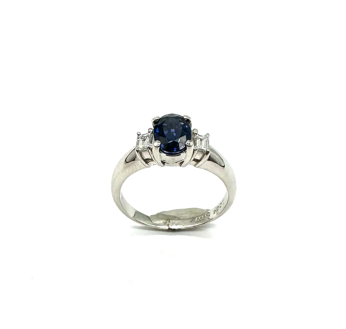 1.03 CT Oval Sapphire W/ 22 Ptw Diamond