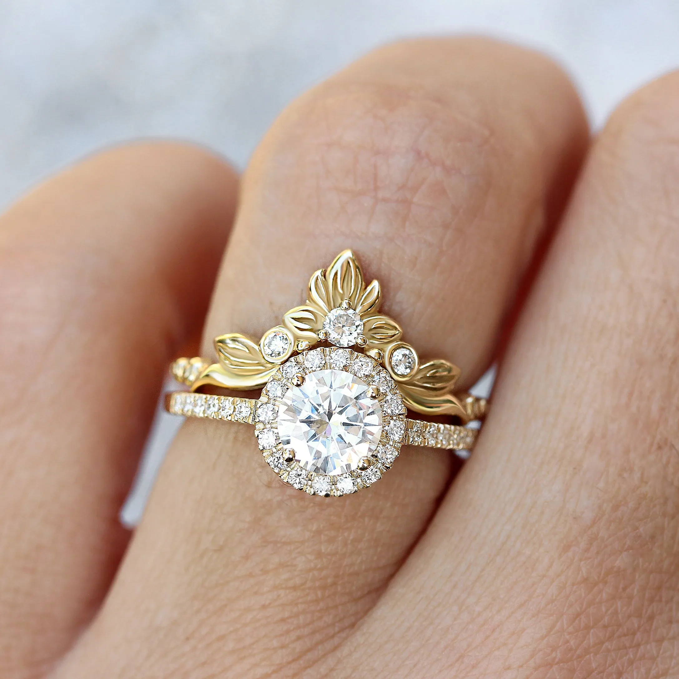 Classic & delicate Round diamond halo engagement ring - "Lady" ♥